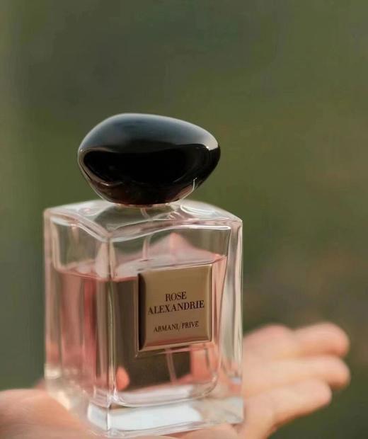 越南渠道 代购级 阿玛尼私藏系列亚历山大玫瑰 女士淡香水100ml EDT甜美不甜腻、高贵、灵动、一点点小妩媚，区别于其他所有的玫瑰香，独一无二独具魅力。既不会年轻浮躁而没有层次，又不会过于沉重老气。 商品图2