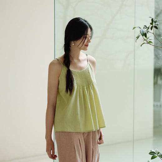 绽放221/天丝苎麻棉精致塔克设计A字宽松遮肉显瘦豆绿细吊带背心 商品图0