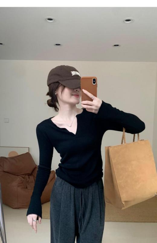 ☀️【岚可可软糯细羊毛v领显瘦打底衫】 ✅1、柔软弹性的面料，😋 舒适又亲肤，穿着体验感佳~ 😋 ✅2、领口做的气质小V领，✨露出部分锁骨更显脸小~ 商品图3