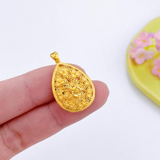 【限时克减150元】足金999.9 镂空花丝影底花卉水滴形吊坠(AF120DZ00252)预售产品下单后不退款不退货不换货不补差价 商品图3