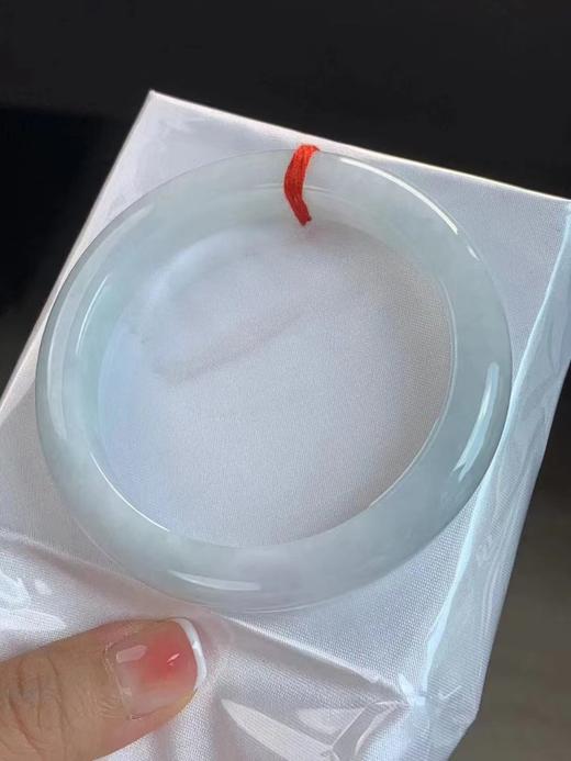 【云意轩珠宝上新】圈口：53.7，淡淡春带彩翡翠镯子，编号：2451，附鉴定证书 商品图2