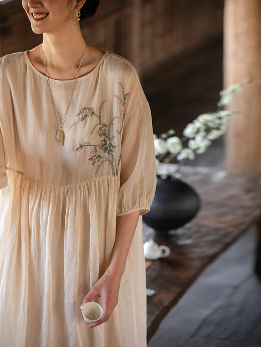 牧衣游原创 手工刺绣炒色苎麻连衣裙女夏轻薄圆领宽松长裙 木芍药 商品图3