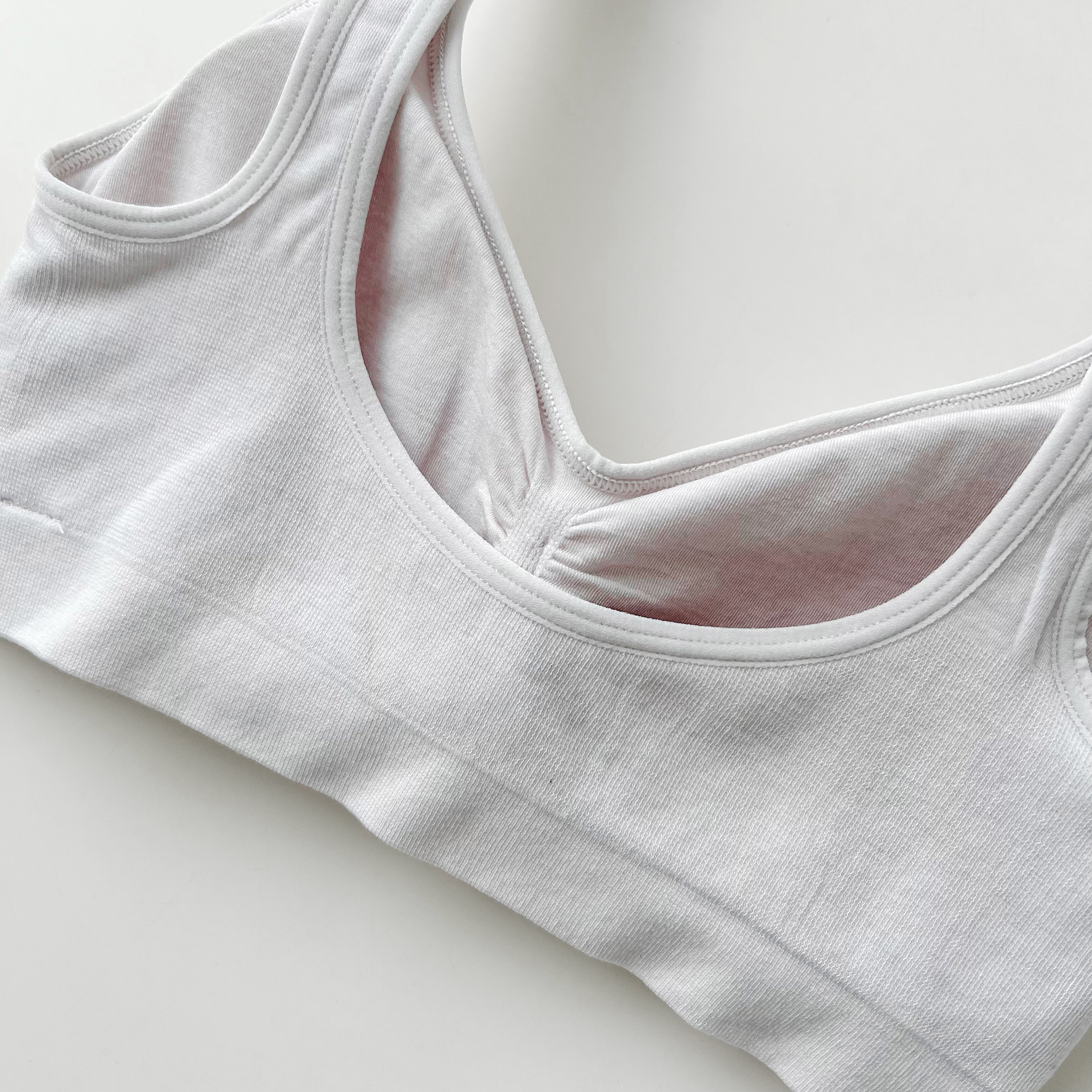 《莫代尔幻彩棉背心式舒适文胸bra》薄薄的很透气,固定一体胸垫,不跑