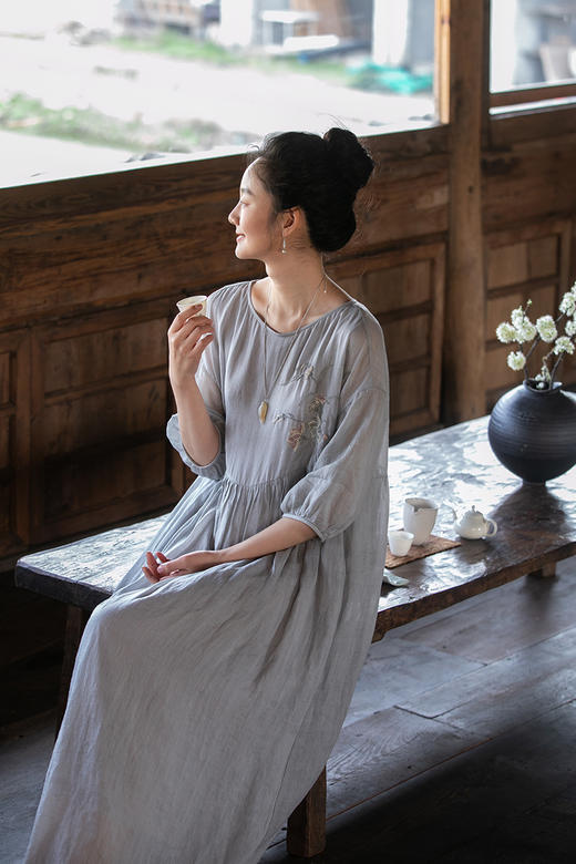 牧衣游原创 手工刺绣炒色苎麻连衣裙女夏轻薄圆领宽松长裙 木芍药 商品图5