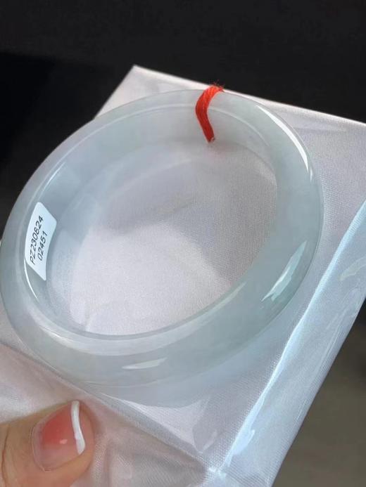 【云意轩珠宝上新】圈口：53.7，淡淡春带彩翡翠镯子，编号：2451，附鉴定证书 商品图0