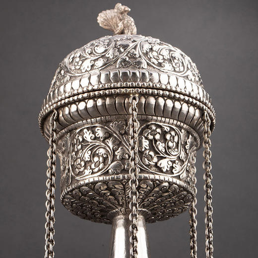 独角鹿西洋古董1890-1900年代印度出品孔雀盖钮卷叶花卉主题精雕银制水烟壶 商品图1