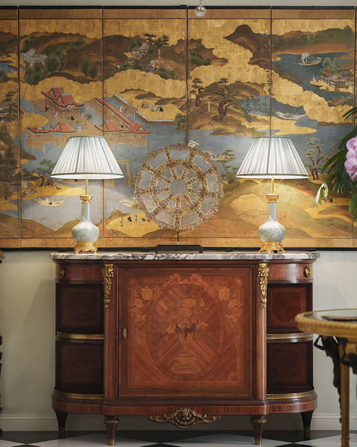 独角鹿西洋古董1880年代法国出品淡蓝手工百褶灯罩豆绿釉色饰花卉浮雕瓷器底座台灯一对 商品图1