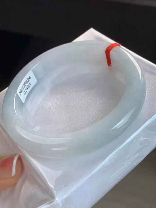 【云意轩珠宝上新】圈口：53.7，淡淡春带彩翡翠镯子，编号：2451，附鉴定证书 商品图1