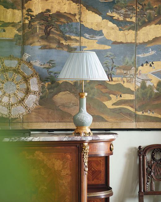 独角鹿西洋古董1880年代法国出品淡蓝手工百褶灯罩豆绿釉色饰花卉浮雕瓷器底座台灯一对 商品图2