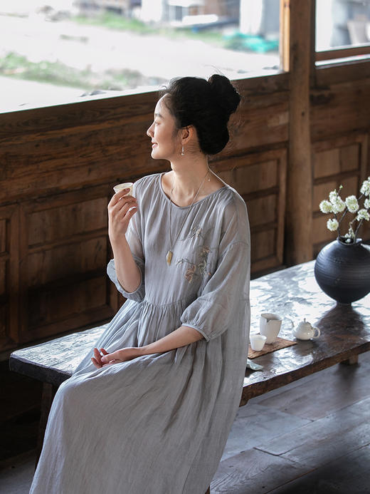 牧衣游原创 手工刺绣炒色苎麻连衣裙女夏轻薄圆领宽松长裙 木芍药 商品图0