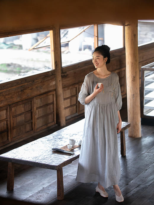 牧衣游原创 手工刺绣炒色苎麻连衣裙女夏轻薄圆领宽松长裙 木芍药 商品图1