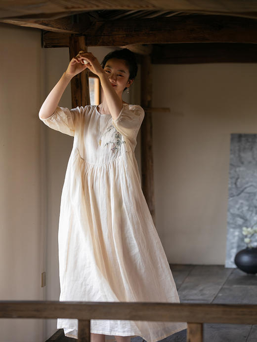 牧衣游原创 手工刺绣炒色苎麻连衣裙女夏轻薄圆领宽松长裙 木芍药 商品图2