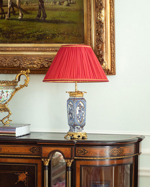 【已售】独角鹿西洋古董1880年代法国出品洛可可风格铜鎏金装饰吉祥花卉纹青花四方瓷瓶底座台灯一对 商品图1