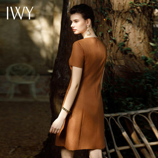 IWY/卡其色收腰连衣裙女夏季圆领短袖长裙气质法式通勤正装Q1061 商品图4