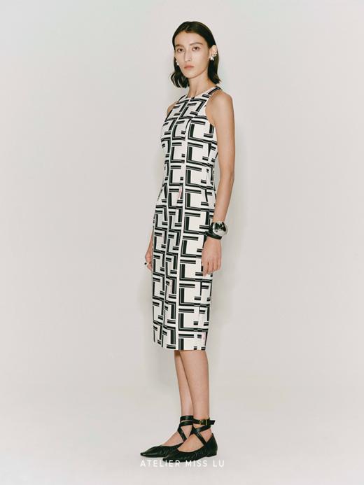 【卡门】品牌定制字母印花削肩修身连衣裙 商品图1