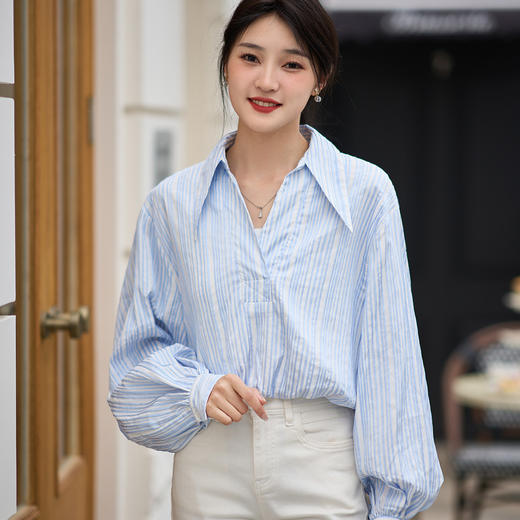 芳外2026春季新款时尚设计感蓝白条纹衬衫宽松长袖翻领上衣1332 商品图0