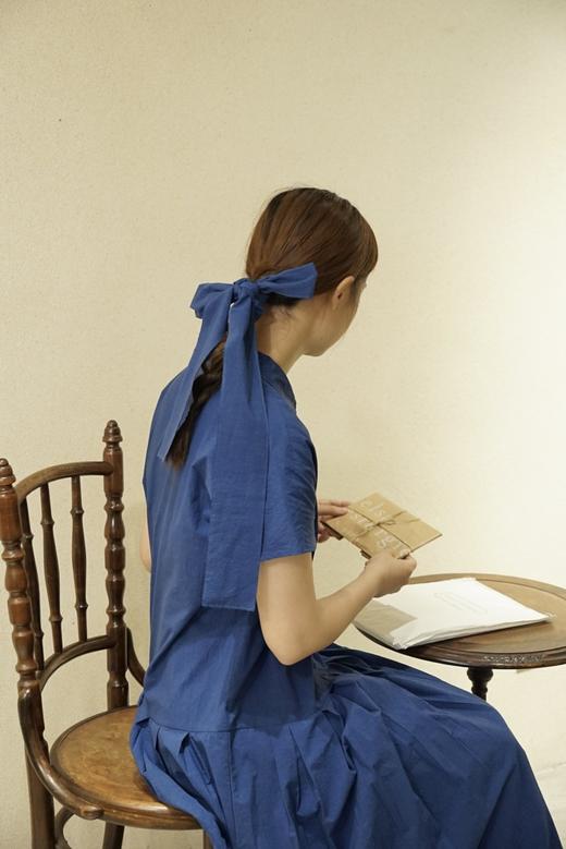 apuntob 小尖领落肩袖蓝色连衣裙(附腰带) 商品图13