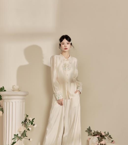 早春🍀穿搭-重工刺绣金丝花花立领复古小上衣✅金丝提花 细节满分💯 乍现玲珑态，凭添妩媚娇题 皎皎兮似轻云之蔽月，飘飘兮若回风之流雪。 商品图8