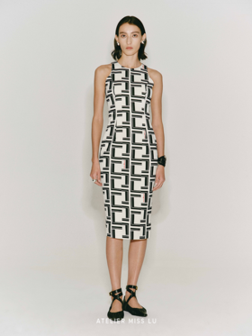 【卡门】品牌定制字母印花削肩修身连衣裙