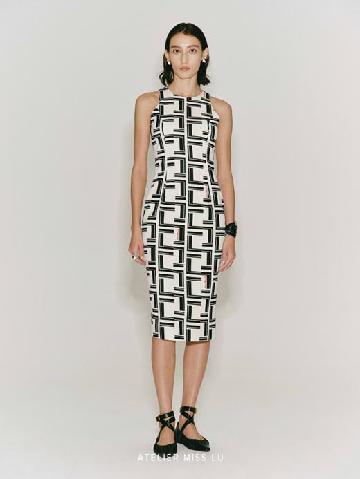 【卡门】品牌定制字母印花削肩修身连衣裙 商品图0