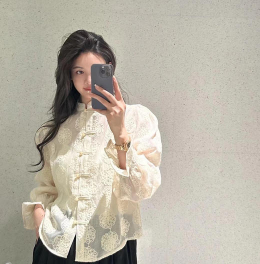早春第一件入眼的山茶花衬衫❤️因为中国风的高级感一起来入坑吧😘😘😘 发现无论是什么风格都需要面料和做工衬 ❗️日本涤纶+刺绣，琥珀珠扣 ❗️每个细节都踩中我的小心灵👍 商品图5