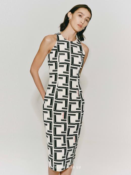 【卡门】品牌定制字母印花削肩修身连衣裙 商品图3