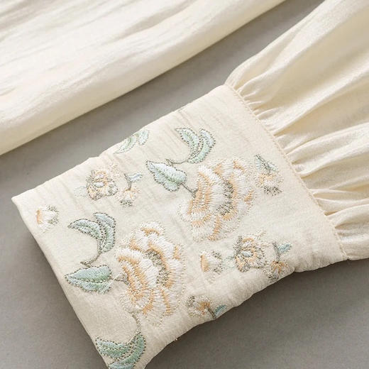 早春🍀穿搭-重工刺绣金丝花花立领复古小上衣✅金丝提花 细节满分💯 乍现玲珑态，凭添妩媚娇题 皎皎兮似轻云之蔽月，飘飘兮若回风之流雪。 商品图4