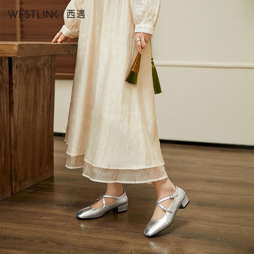 西遇法式粗跟单鞋女新款方头交叉绑带漆皮低跟浅口鞋D1333559 商品图5