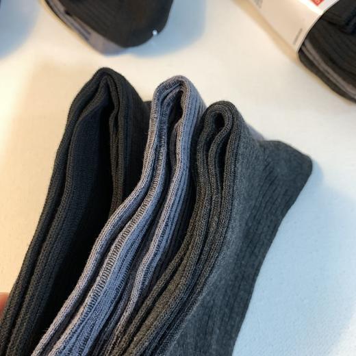 特价出~ U家男款竖纹理中通袜（一卡3双 ） 商品图9