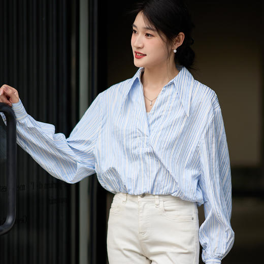 芳外2026春季新款时尚设计感蓝白条纹衬衫宽松长袖翻领上衣1332 商品图1