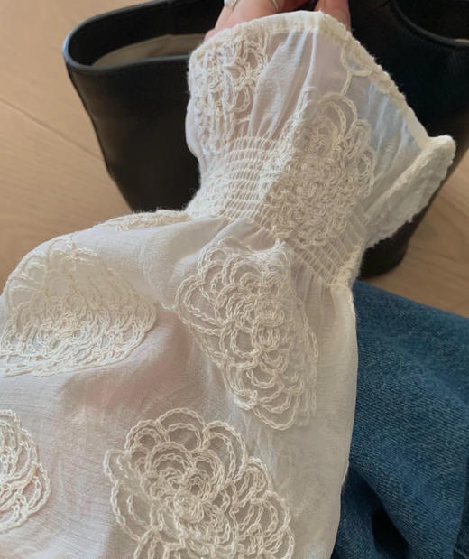 早春第一件入眼的山茶花衬衫❤️因为中国风的高级感一起来入坑吧😘😘😘 发现无论是什么风格都需要面料和做工衬 ❗️日本涤纶+刺绣，琥珀珠扣 ❗️每个细节都踩中我的小心灵👍 商品图1