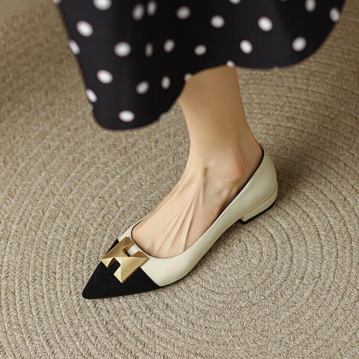 【预售5天】2024春季新款金属扣尖头单鞋女平跟浅口一脚蹬时尚单鞋MY&18185-8 商品图0