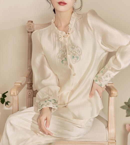 早春🍀穿搭-重工刺绣金丝花花立领复古小上衣✅金丝提花 细节满分💯 乍现玲珑态，凭添妩媚娇题 皎皎兮似轻云之蔽月，飘飘兮若回风之流雪。 商品图9