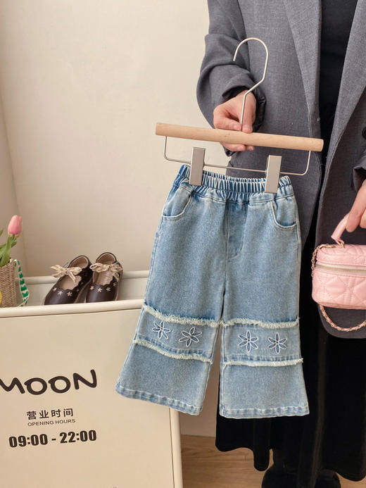 【花朵刺绣牛仔裤】女童牛仔裤春秋2024新款儿童洋气时髦微喇裤子女宝宝春装百搭长裤 商品图1