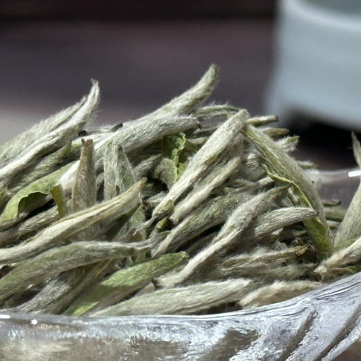 福鼎白茶｜【白毫银针】2024甲辰龙年老树银针（首日针），珍稀品质，芽头肥壮，白毫满披，毫香蜜韵，自然清新，香清甘甜，润爽醇美，享有“茶中女王”之美誉，值得拥有，净含量500g*1箱 商品图2