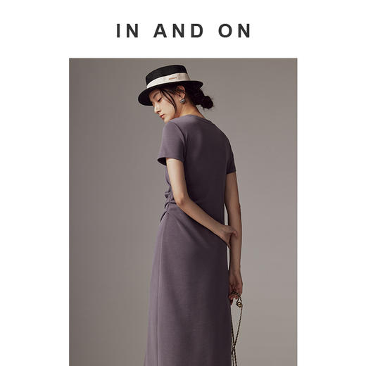 IN AND ON 2024新款 若水 遮腹褶裥设计 砂洗空气层针织连衣裙 54059 商品图2