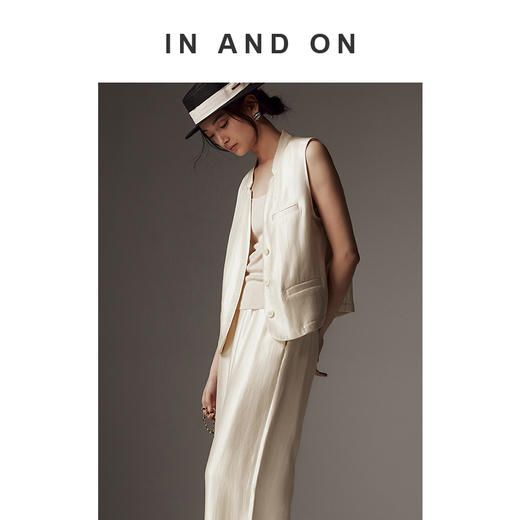 IN AND ON  2024新款 亮丝光影缎  V领休闲马夹 54162 商品图1