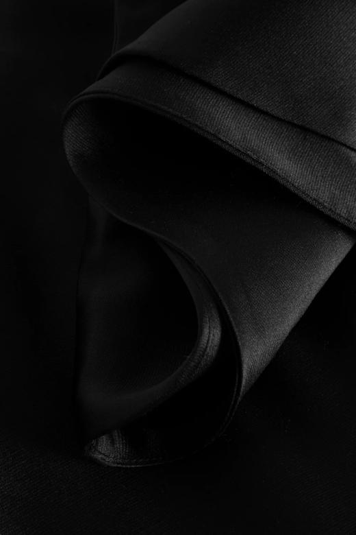 Mark Kenly Domino Tan 黑色DOMA绸缎波纹下摆廓形连衣裙 商品图9