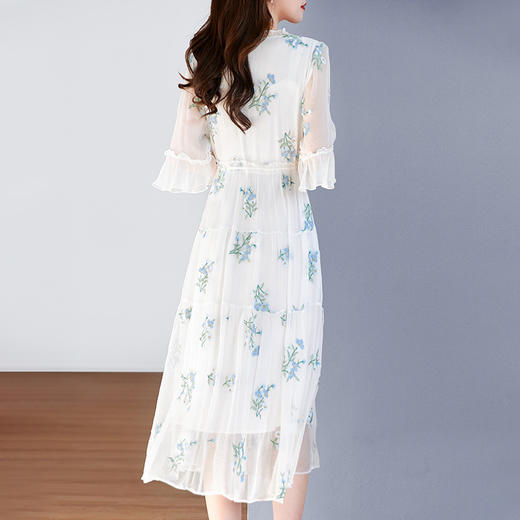TC82399875 真丝连衣裙女重工刺绣2024新款度假V领收腰桑蚕丝中长款沙滩裙子 商品图1
