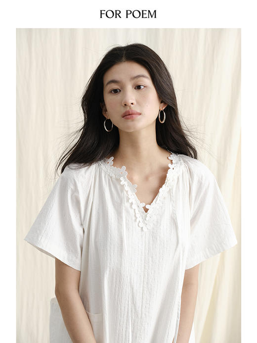 ForPoem 现货 24/SS原创设计简约花边v领短袖肌理感连衣裙 商品图1