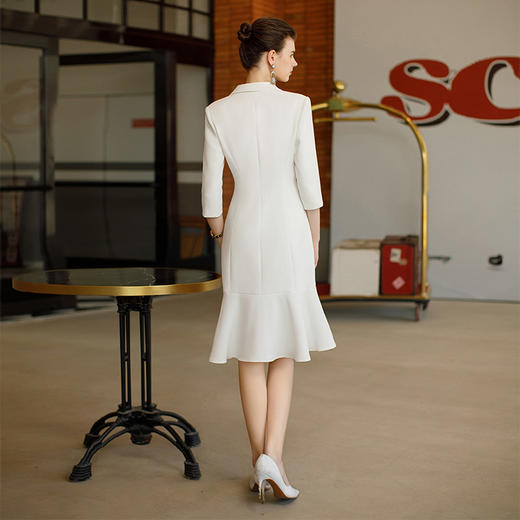IWY/设计感不规则荷叶边连衣裙女春夏白色职业西装裙主持人上镜正装Q1052 商品图4