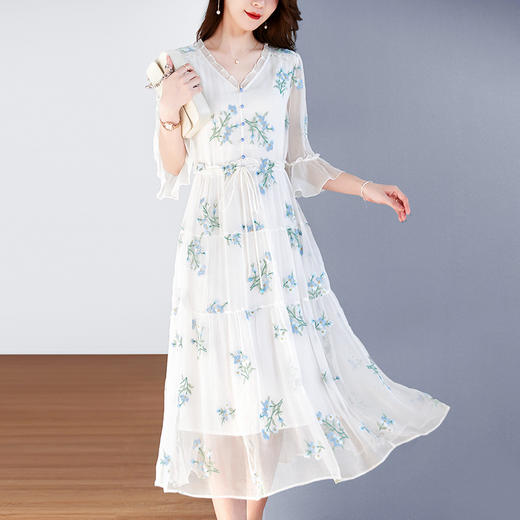 TC82399875 真丝连衣裙女重工刺绣2024新款度假V领收腰桑蚕丝中长款沙滩裙子 商品图0