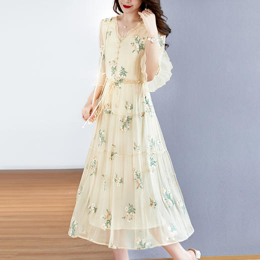 TC82399875 真丝连衣裙女重工刺绣2024新款度假V领收腰桑蚕丝中长款沙滩裙子 商品图2