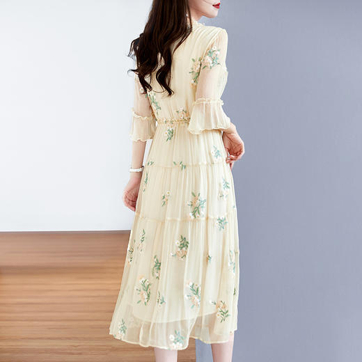 TC82399875 真丝连衣裙女重工刺绣2024新款度假V领收腰桑蚕丝中长款沙滩裙子 商品图3