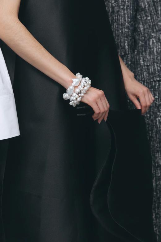 Mark Kenly Domino Tan 黑色DOMA绸缎波纹下摆廓形连衣裙 商品图5