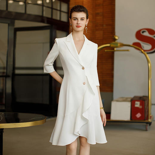 IWY/设计感不规则荷叶边连衣裙女春夏白色职业西装裙主持人上镜正装Q1052 商品图1