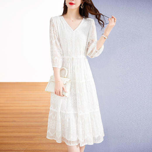 ZS3778轻奢真丝顺纡白色连衣裙女2024春夏新款蕾丝花边V领桑蚕丝中长裙 商品图1