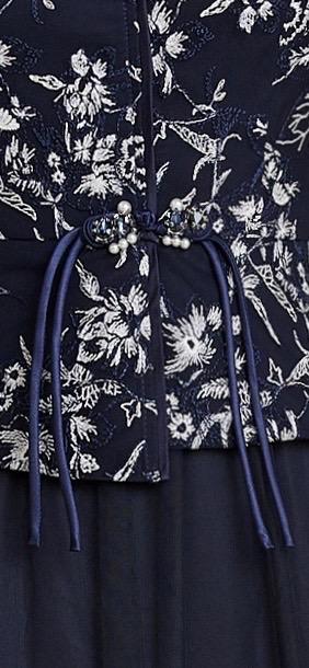 HJ1S82_绀色_连衣裙_四季_高级感V领蕾丝刺绣短袖抽绳收腰网纱大摆连衣裙_高级女装_BERNIEELEN 伯妮斯茵 商品图2