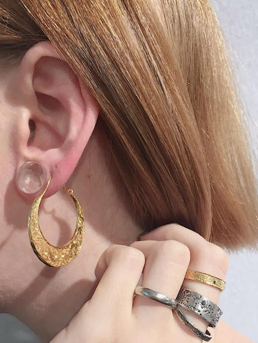 momoko｜38x35mm Large Crescent Moon Hoop Earrings [耳环 2色可选] 商品图2