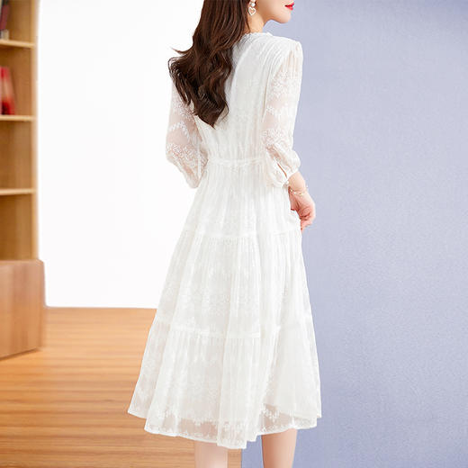ZS3778轻奢真丝顺纡白色连衣裙女2024春夏新款蕾丝花边V领桑蚕丝中长裙 商品图3
